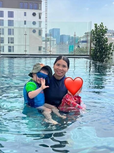 Fun and safe water activities with kids at a rooftop pool - English-speaking babysitter Anh Nguyen in Vietnam