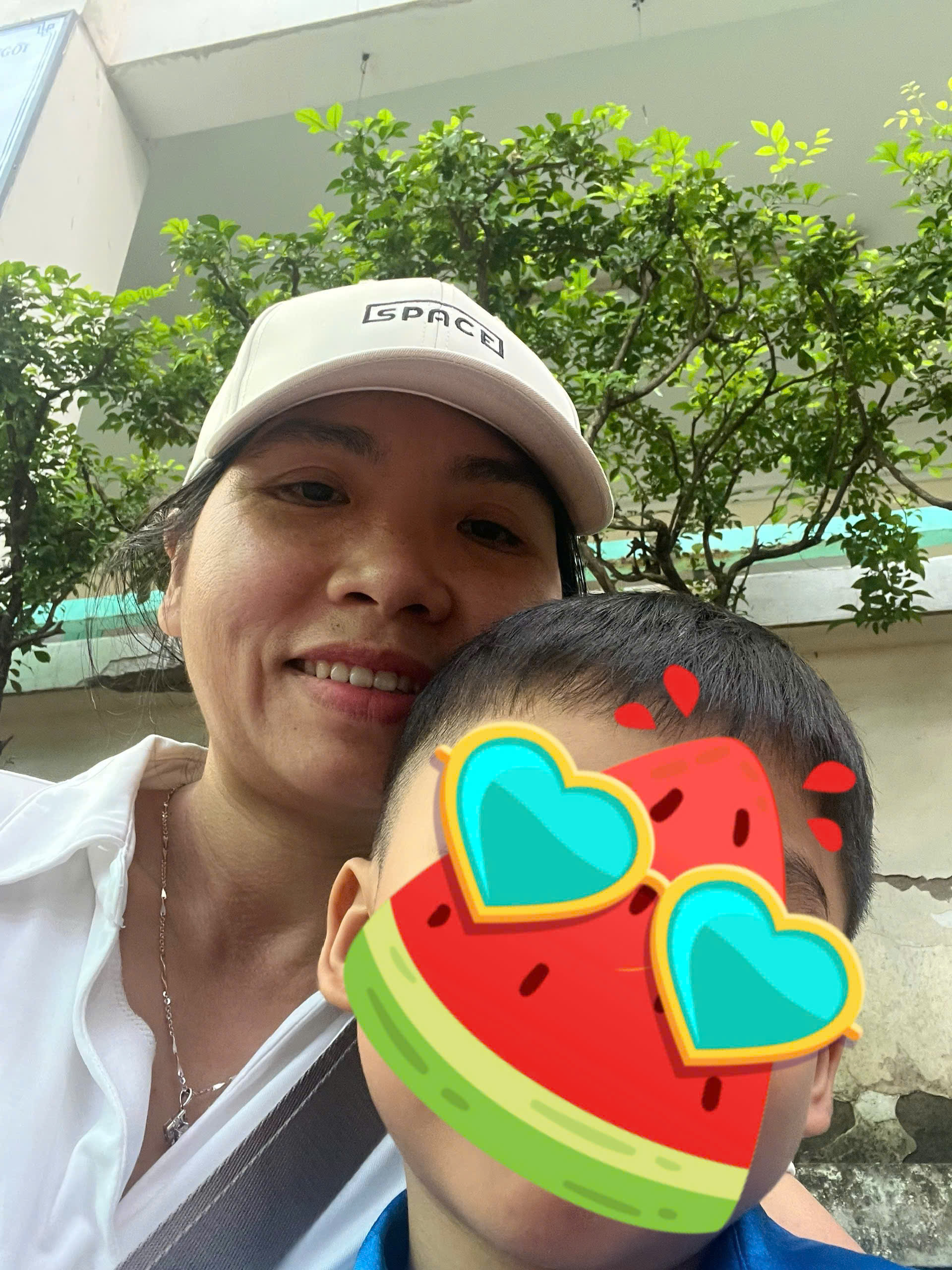 Happy family and children with English-speaking babysitter Anh Nguyen in Vietnam - Fun and active babysitting walk around the city
